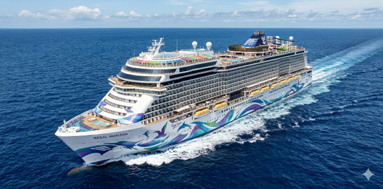 Crucero Norwegian Viva de NCL navegando en alta mar vista aérea.